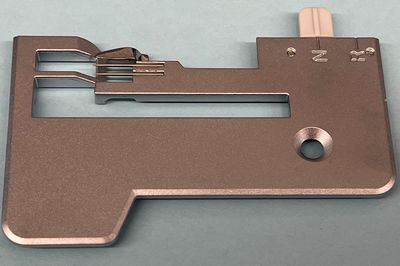 Needle Plate Singer S0230 S0235 Serger Complete – 68018617
