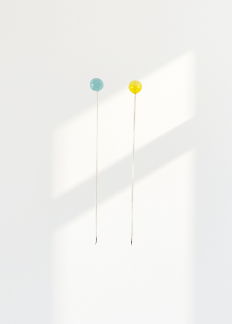 Clover Glass Head Pins - #22 - 1 3/8" x 0.015" - 100/Pack - Blue & Yellow