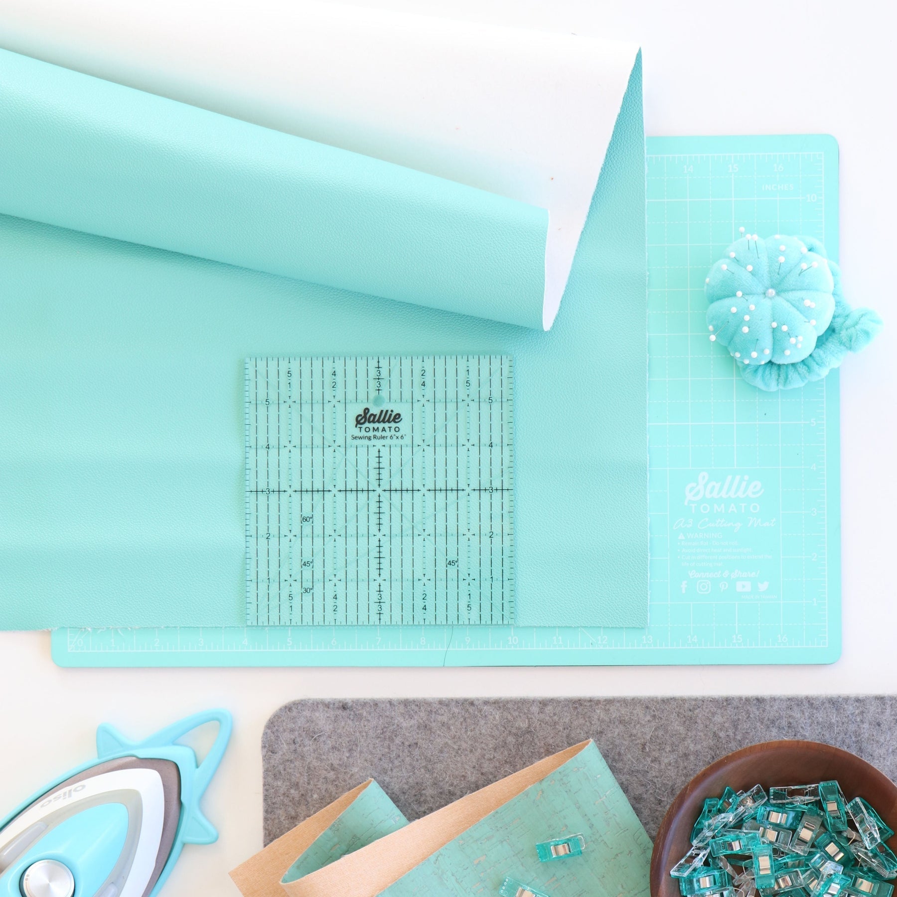Sallie Tomato Self-Healing, Foldable Cutting Mat